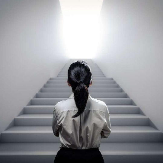 Mujer viendo escaleras por subir